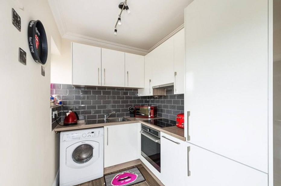 Apartment Centrally Located, Disc0unt Via What App !beautiful ! Check The Number From The Photo !! *