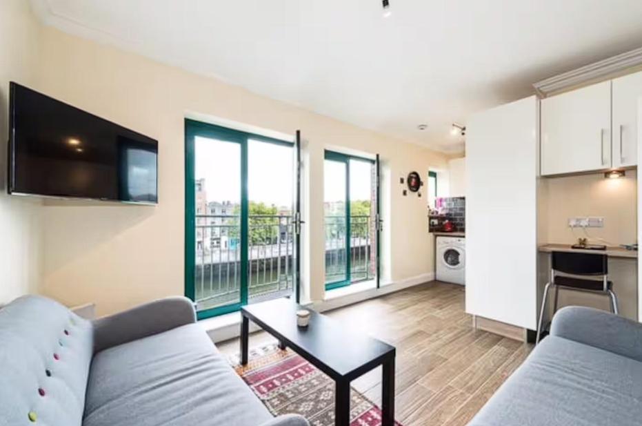 Centrally Located, Disc0unt Via What App !beautiful ! Check The Number From The Photo !! Apartment